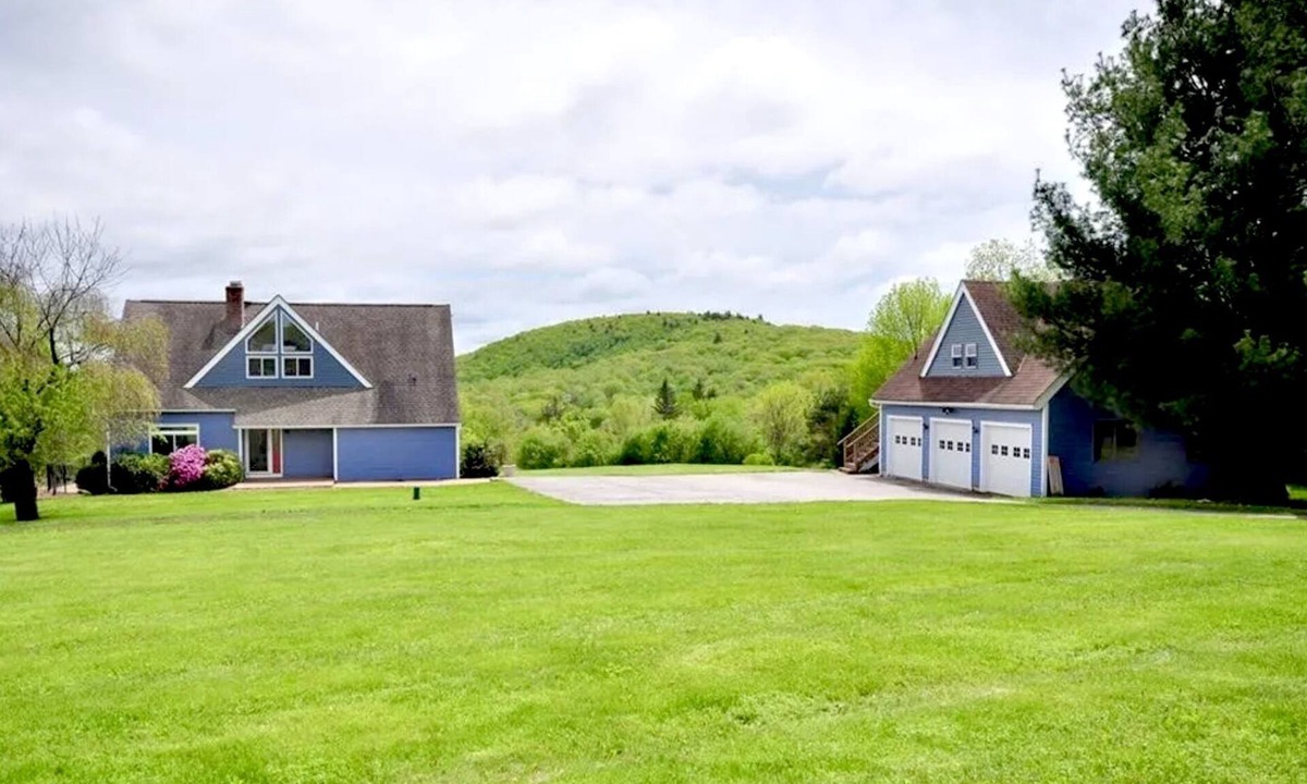 Bantam House | IDEAL LOCATION: Quiet 1-bedroom apartment, pool, garden, BBQ, lake view, hiking