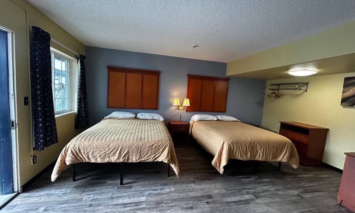 Longview Hotel | Ideal Longview Stay Near Shopping Centers + Easy Medical Center Access l 2 Rooms