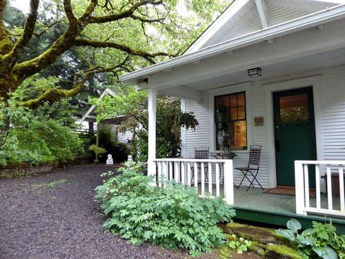 Molalla House | Idyllic Cottage on Organic Farm near Silver Falls State Park, Silverton, Oregon