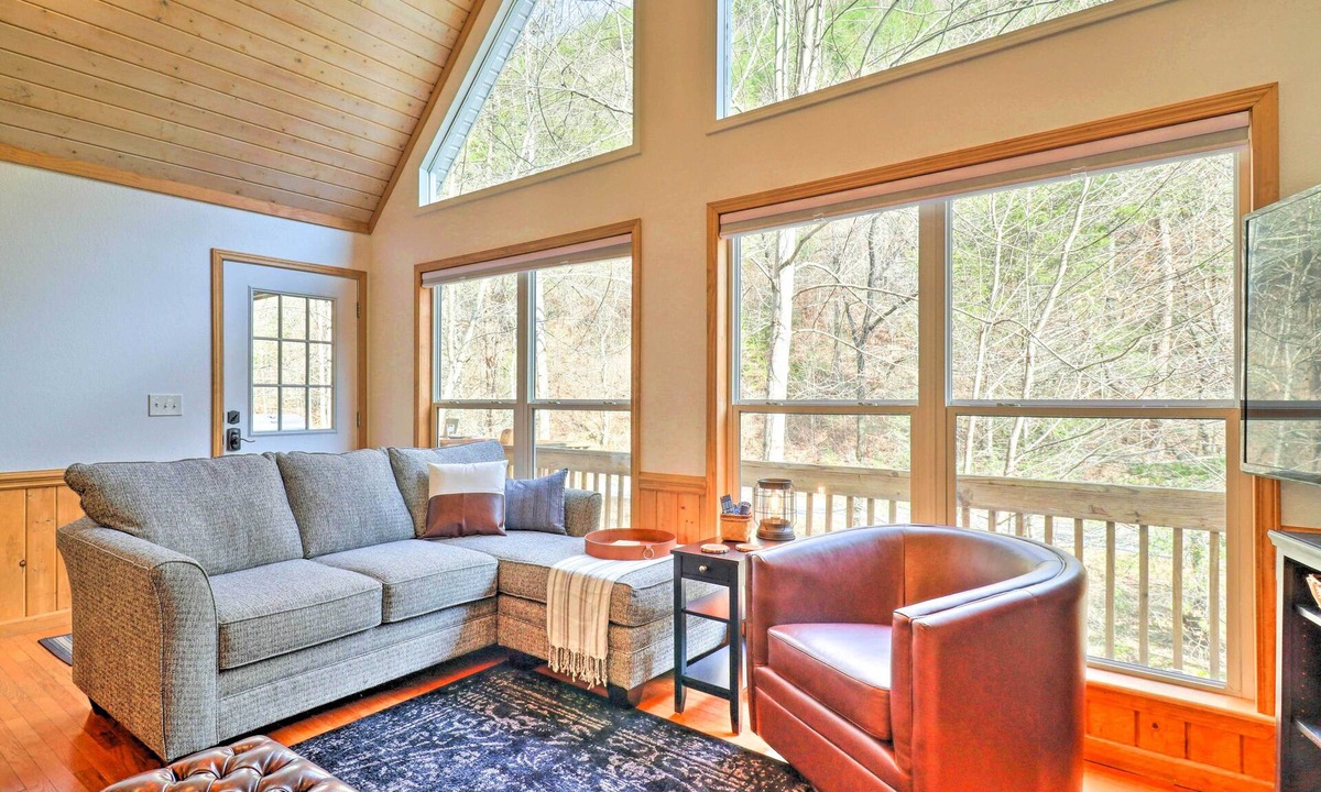 Bryson City Cottage | Idyllic Creekside Bryson City Gem w/Fire Pit!