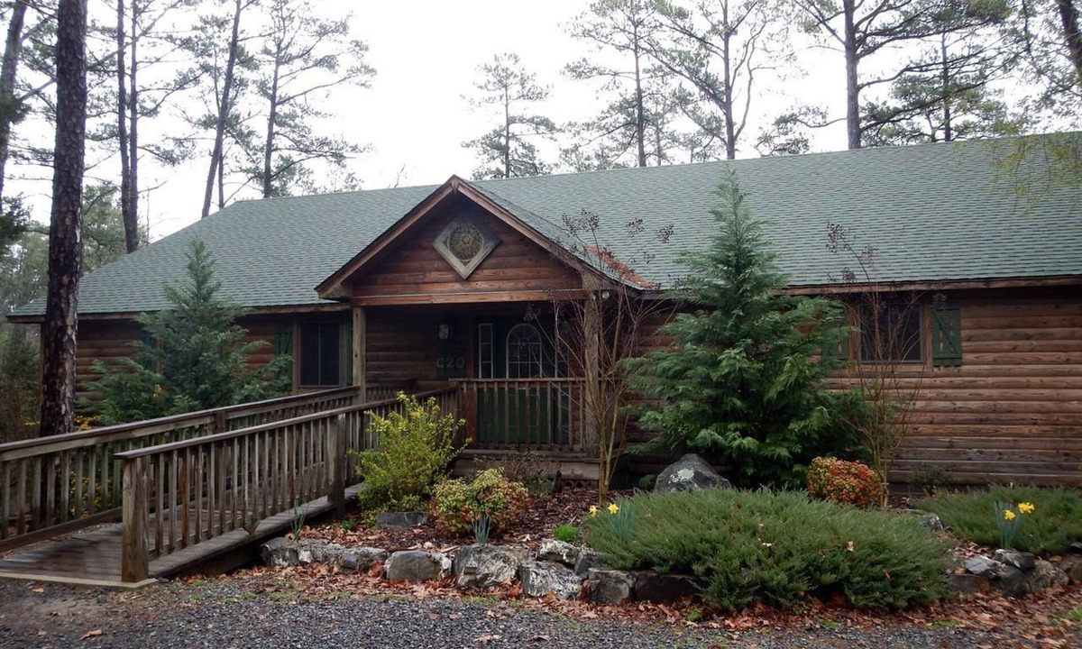 Mount Ida Cabin | Idyllic Lakefront Log Cabin with Hot Tub and Boat Dock on Lake Ouachita Marina in Mount Ida, Arkansas