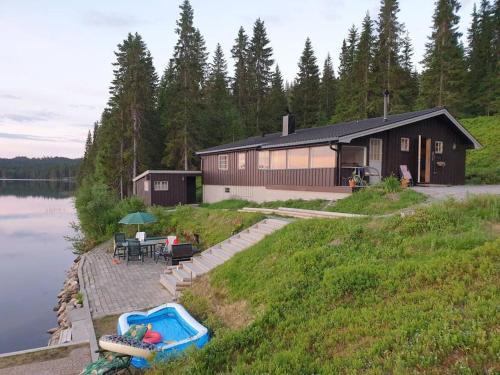 Orkdal House | Idyllic lakeside cabin with private beach and boat