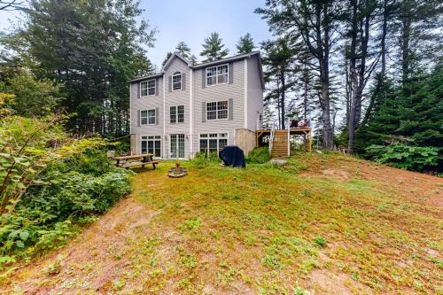 Waldoboro House | Idyllic waterfront home with furnished deck, grill, sweeping views & private W/D