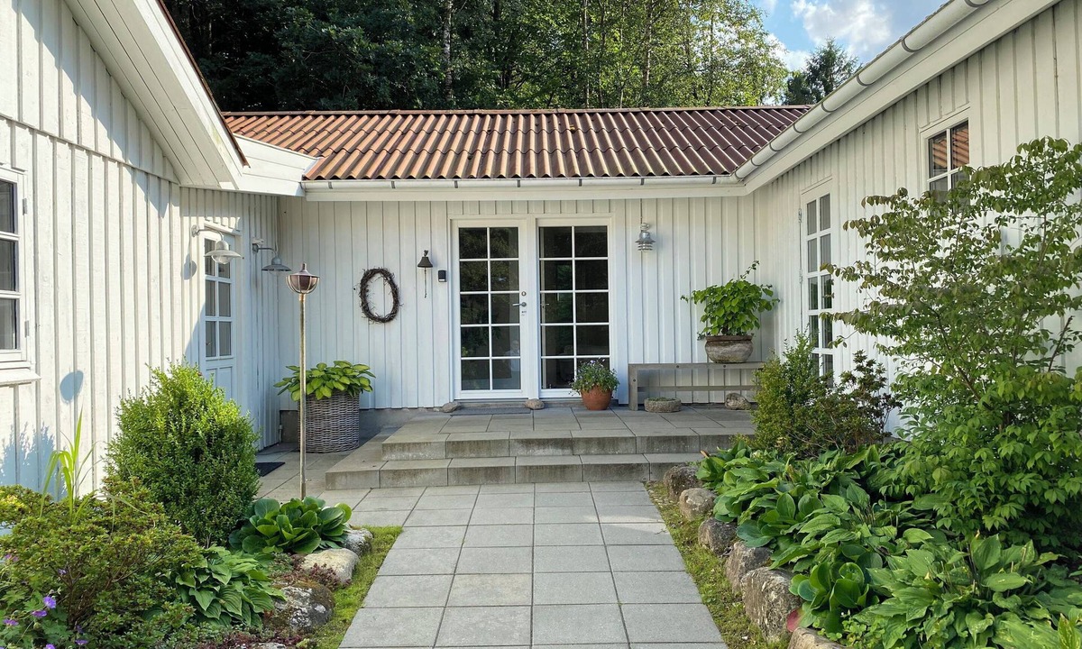 Viborg House | Idyllically situated wooden house by the forest