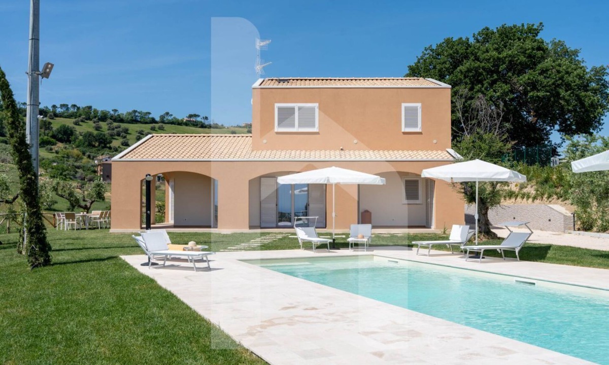 Atri Villa | If you are looking for a unique and exclusive holiday, Villa Sofia is the solution for you! Located in a strategic position, ideal for those who want to enjoy a holiday 10 minutes from the sea surrounded by greenery. The jewel in the crown of the villa i