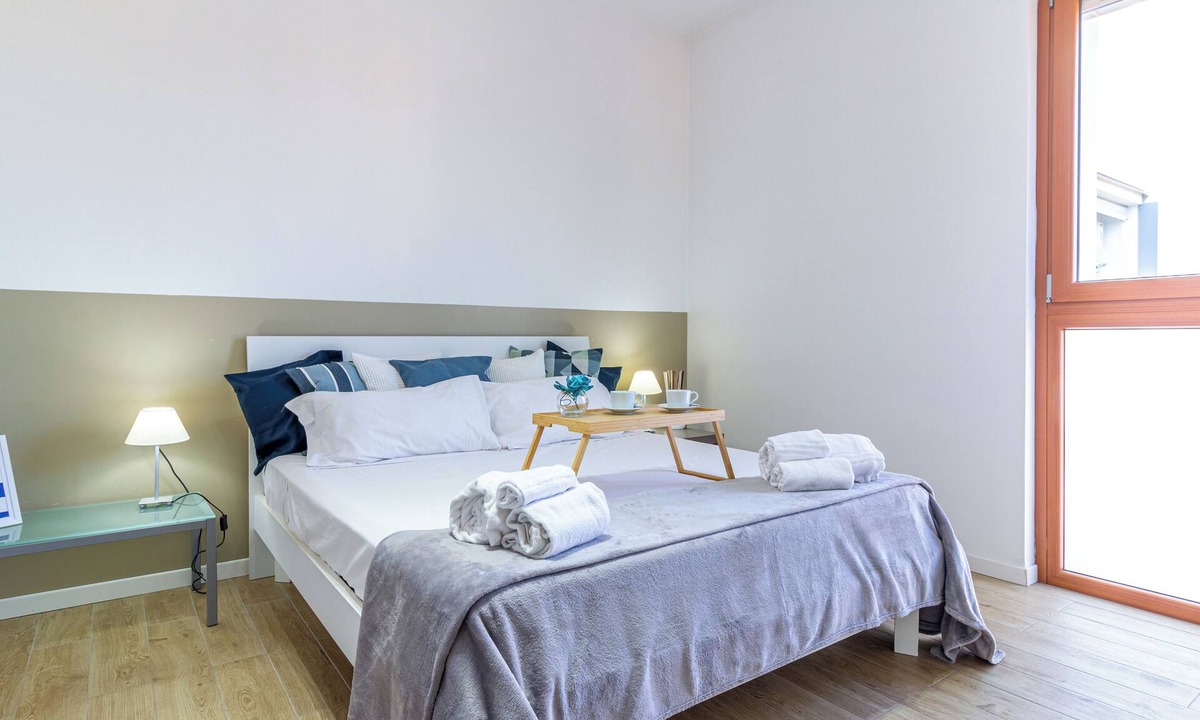 Vimercate Apartment | Il quadrato blu by Houset