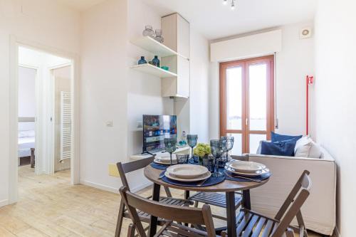 Vimercate Apartment | Il quadrato blu by Houset