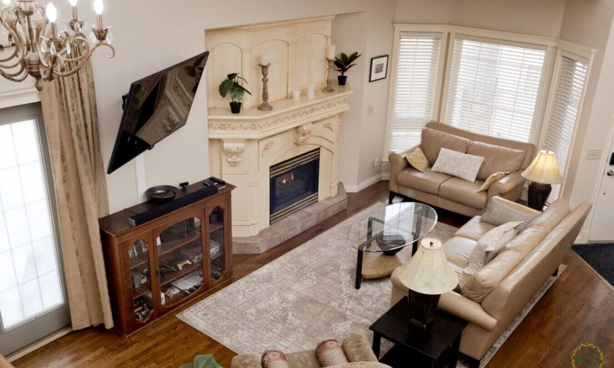 Arbour Lake Apartment | Il Veneto 3BR2BA Arbour Lake retreat w/IR Sauna, BBQ, C-Air, sleeps 8