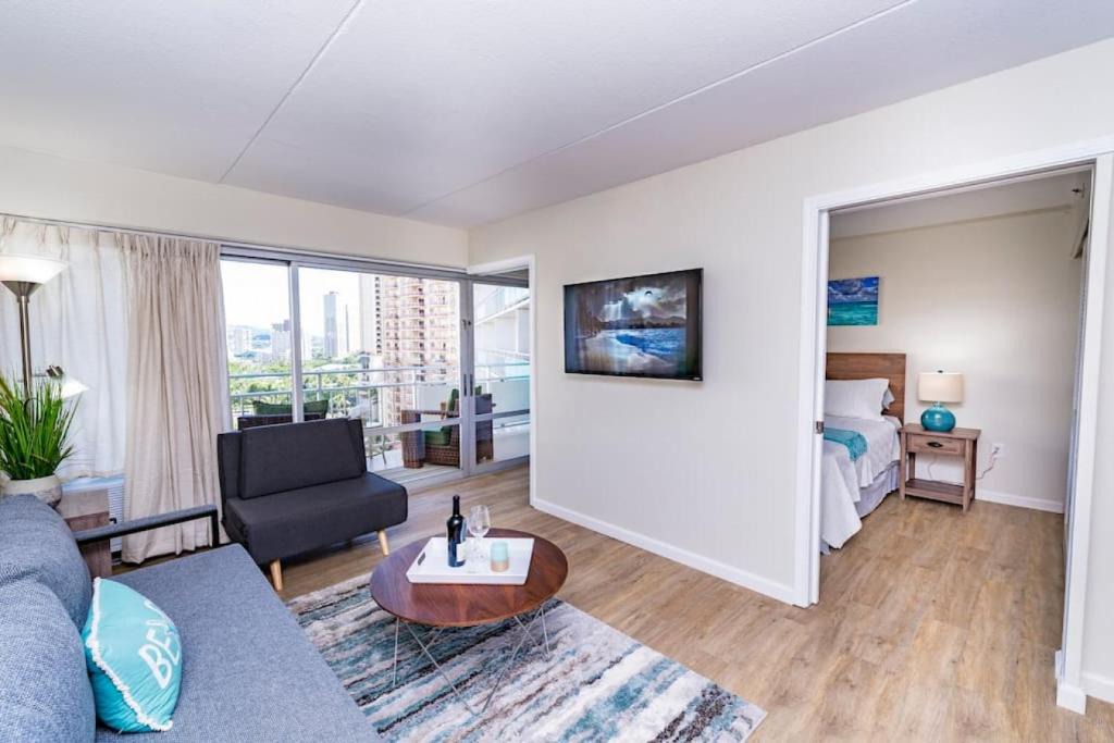 Waikiki Apartment | Ilikai Collection 6- Stylish 1BR- Mountain View- Beachfront Resort