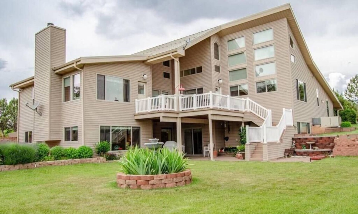 New Harmony House | Imaculate home on 20 acres one mile off 1-15, minutes from Kolob Canyon.
