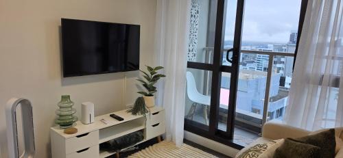 Grafton Apartment | Immaculate 2BDR Central City Chic Apartment