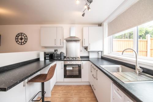 The Westside House | Immaculate 4 bed house with free parking