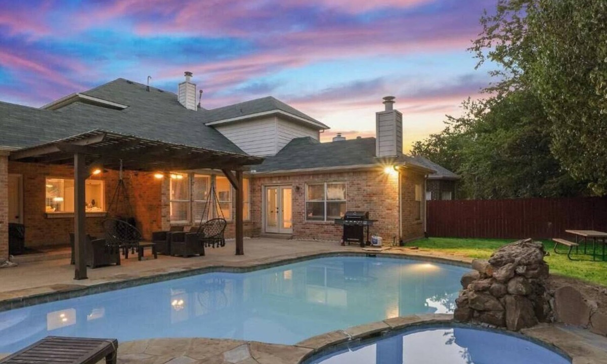 Irving House | Immaculate 5BR/2.5B vila with Pool and cinema