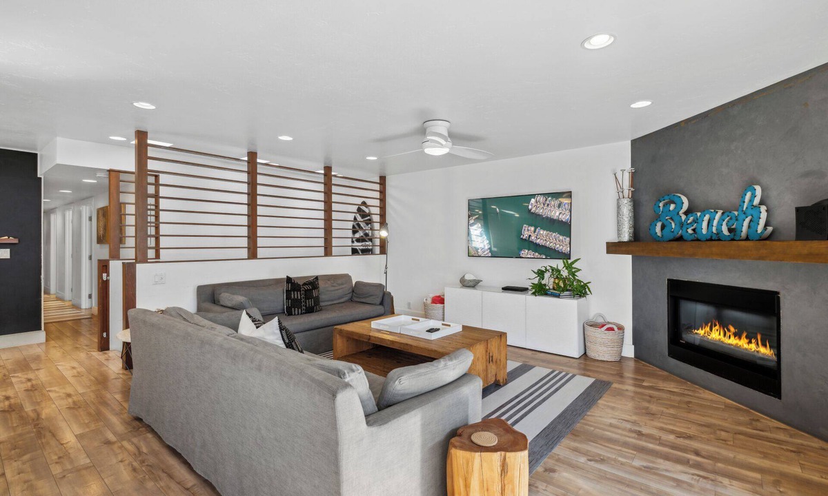 Santa Ana Heights House | Immaculate, beautiful duplex with AC, bikes and beach gear - steps to sand!