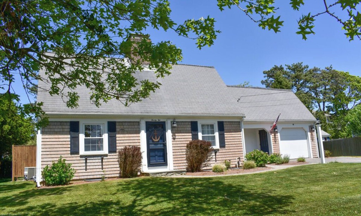 West Dennis House | Immaculate Nantucket style cape home near beach!