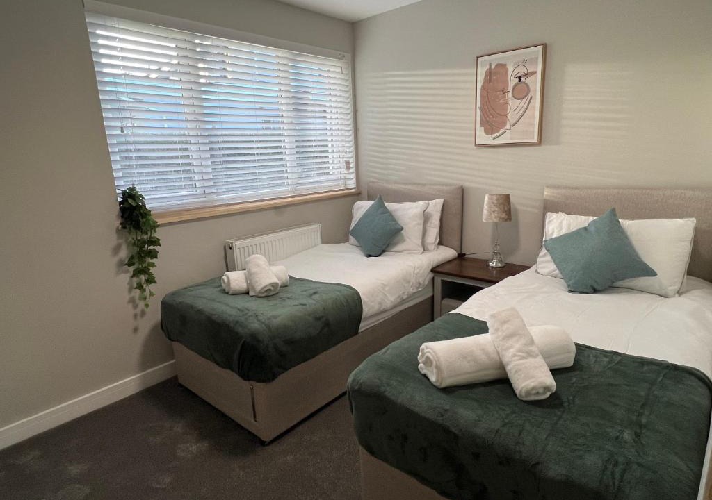 Bramcote House | Immaculate Newly Refurbished 4 Bed House