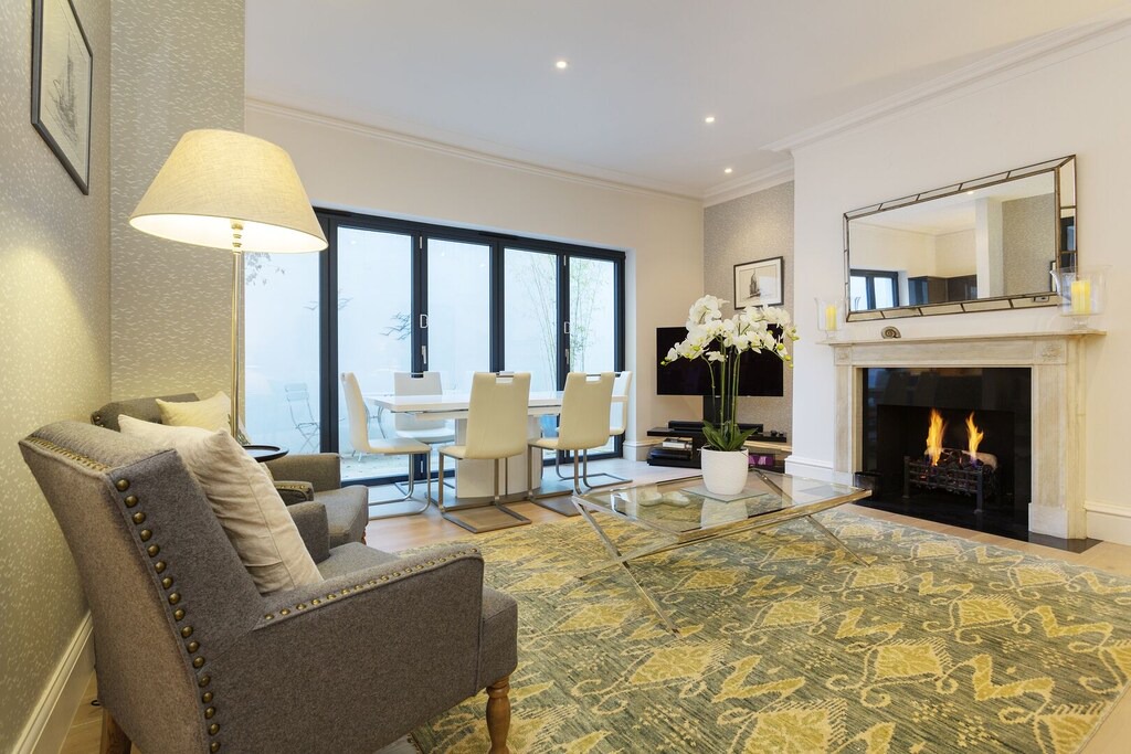 Redcliffe Apartment | Immaculate Three Bedroom Apartment in Kensington, Sleeps 8 (Veeve)
