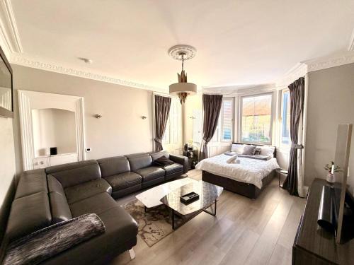 Gilmerton Apartment | Immanuel House - Modern Luxury Victorian Home 1872 - Free Parking & SuperFast Fibre Optic WiFi