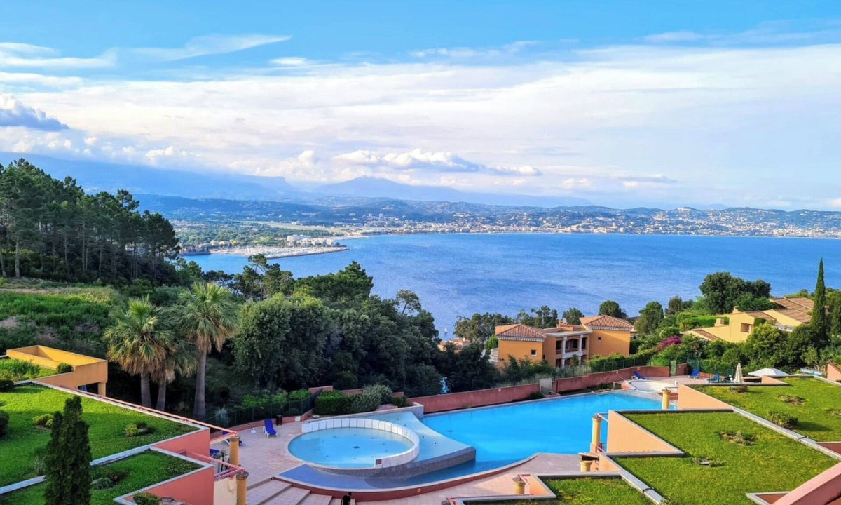 Theoule-Superieur Apartment | IMPRESSIONNANTE View of the sea and the bay of Cannes VTT swimming pool at the foot of the Esterel mountains