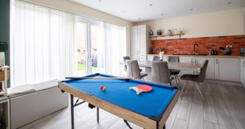 Kettering Apartment | Impressive 4 Bed House Sleeps 8 - Private Parking Fast Wi-Fi Netflix & Foosball, Business Insurance and Leisure Travellers Welcome