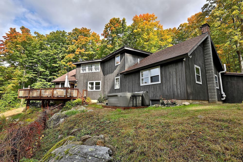 East Haven  Rutland County Cabin | Impressive Cabin with Hot-tub and Fascinating Views in Mendon, Vermont
