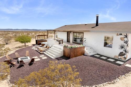 Joshua Tree House | Impressive Cottage with Fire Pit, Hot-tub and Barbecue in Joshua Tree, California