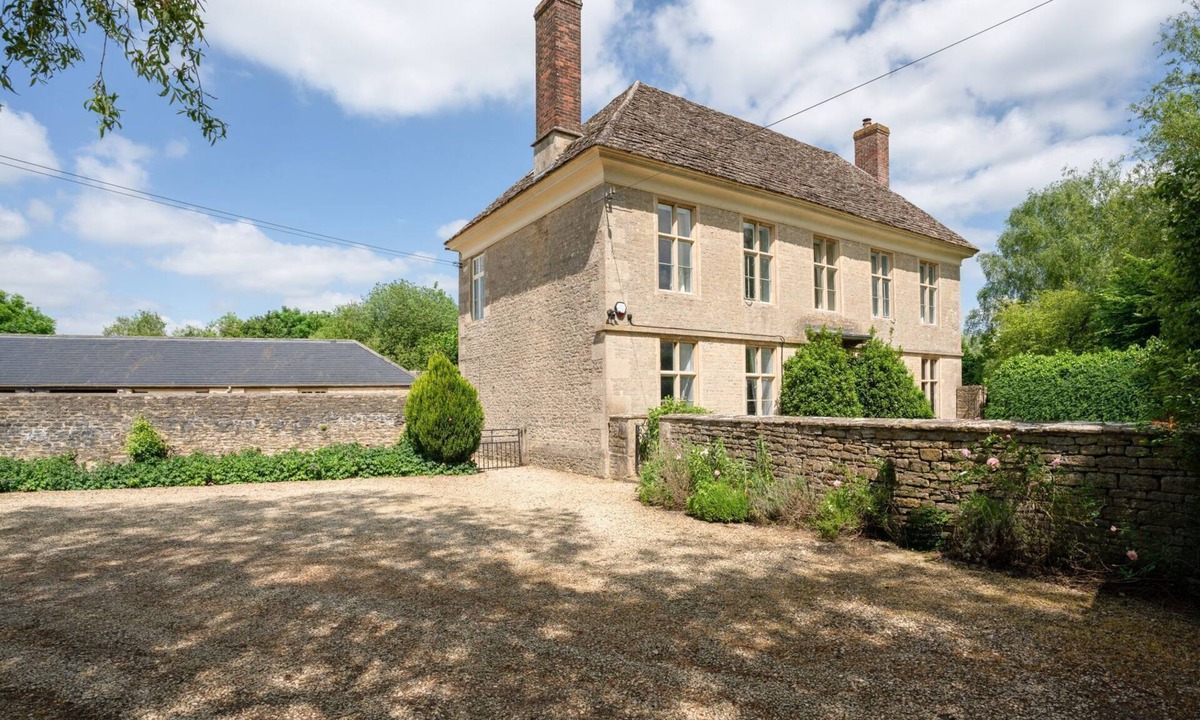 Quenington House | Impressive Georgian Farmhouse with hot tub and games room - Yew Tree Farmhouse