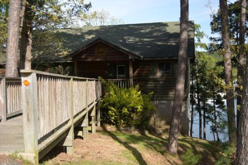 Mount Ida House | Impressive Log Cabin with Hot-tub, Fire Pit and Swimming Pool in Mount Ida, Arkansas