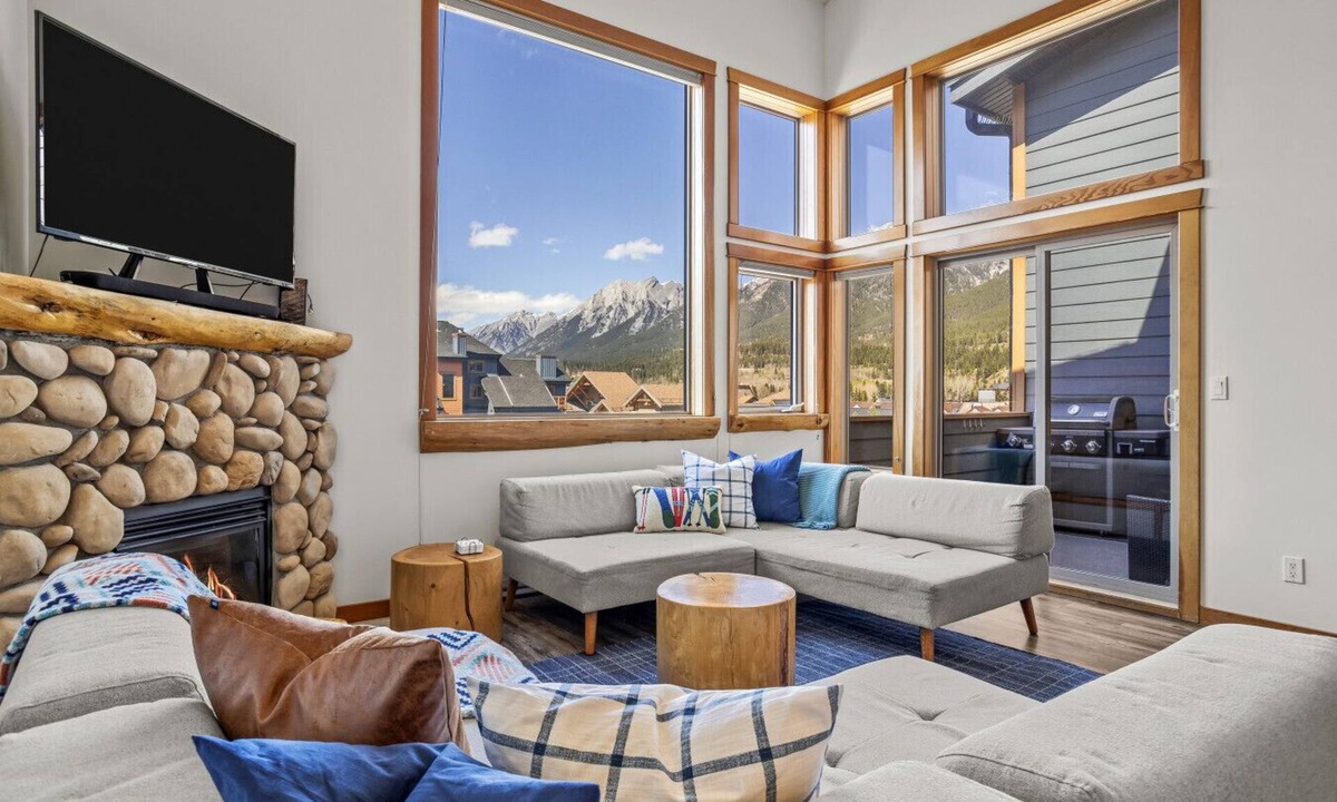 Canmore Apartment | Impressive Penthouse w/Rooftop Hot Tub