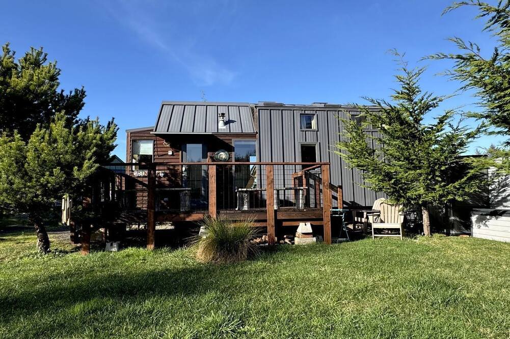 Waldport Cabin | Impressive Tiny House with Fireplace in Waldport, Oregon