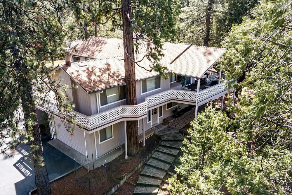 Groveland Villa | Impressive Villa with Ping Pong Table and Barbecue in Groveland, California