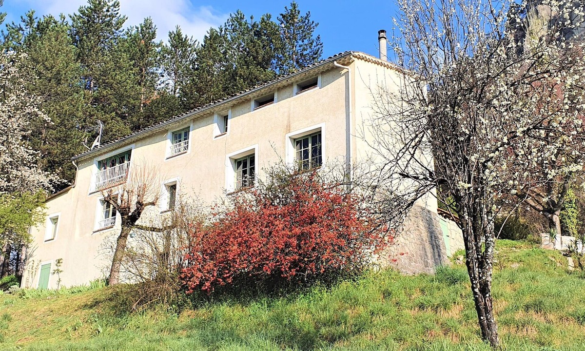 Annot House | In a quiet, green setting, pretty Provencal country house