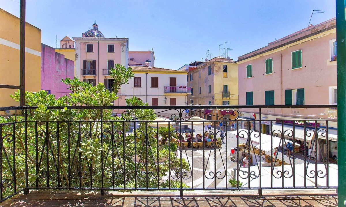 Alghero City Centre Apartment | In Alghero in the historic center on the square, large and bright apartment