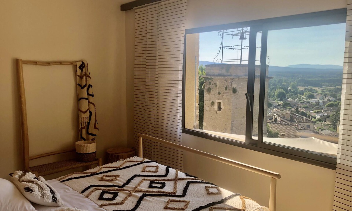 Chateauneuf-de-Gadagne Bed & Breakfast | In Chateauneuf de Gadagne, in the heart of the village: 2 independent bedrooms