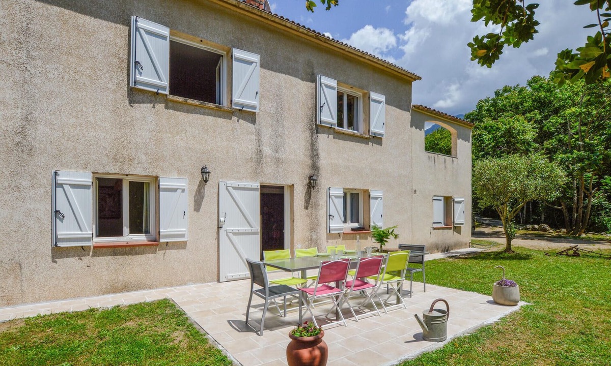 Ucciani Apartment | In this vacation apartment with a beautiful view of the countryside, the vacation becomes a pleasure
