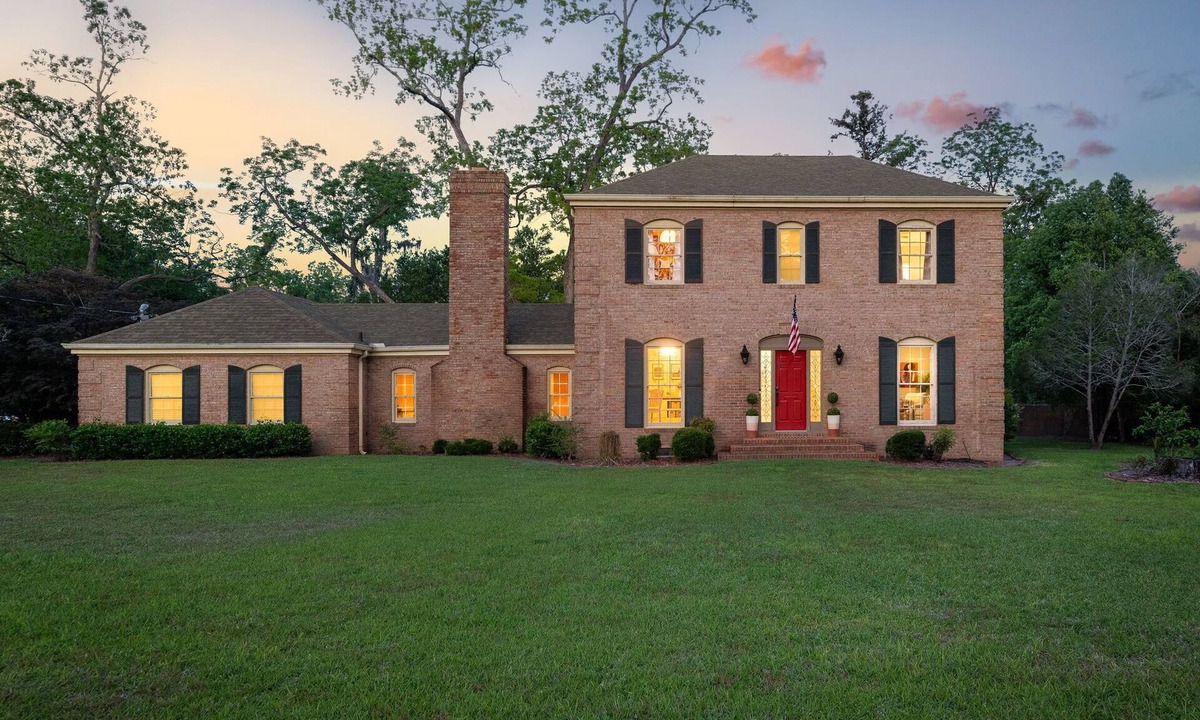 Waycross House | In town, billiard table, 6 hole golf, barbecue, pong, wet bar, free max/prime tv