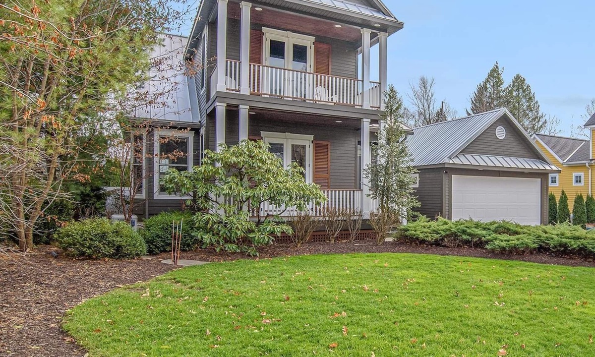 Saugatuck House | IN TOWN Luxury Resort -hot tub, heated pool & a two season entertainment room