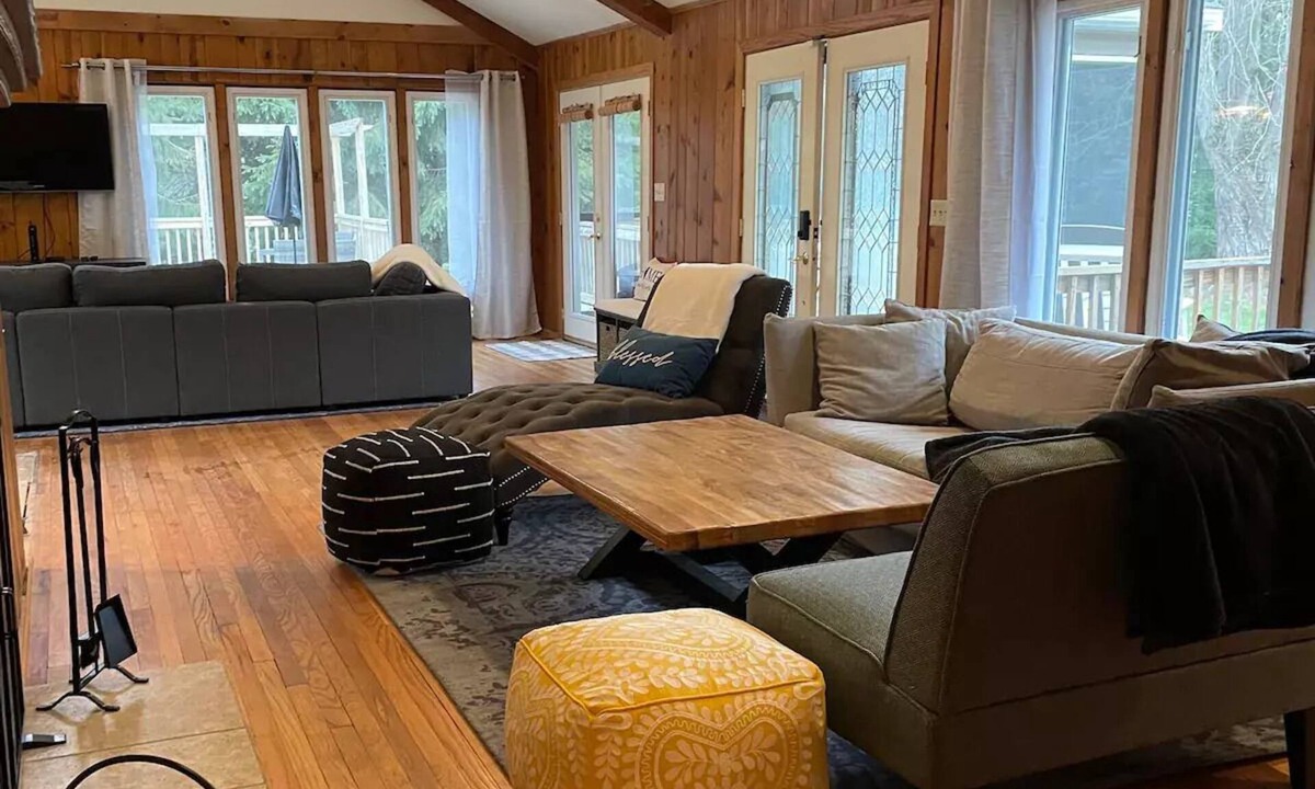 Union Pier House | In Union Pier! The Keeley Ranch by the beach: 5-bedrooms+jacuzzi+yard+parking