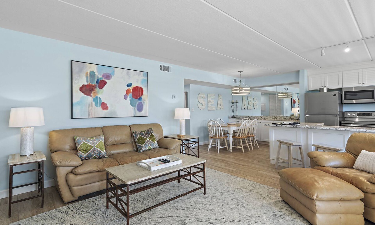 Destin Condo | Includes complimentary beach service (2 chairs, 1 umbrella) for each day!