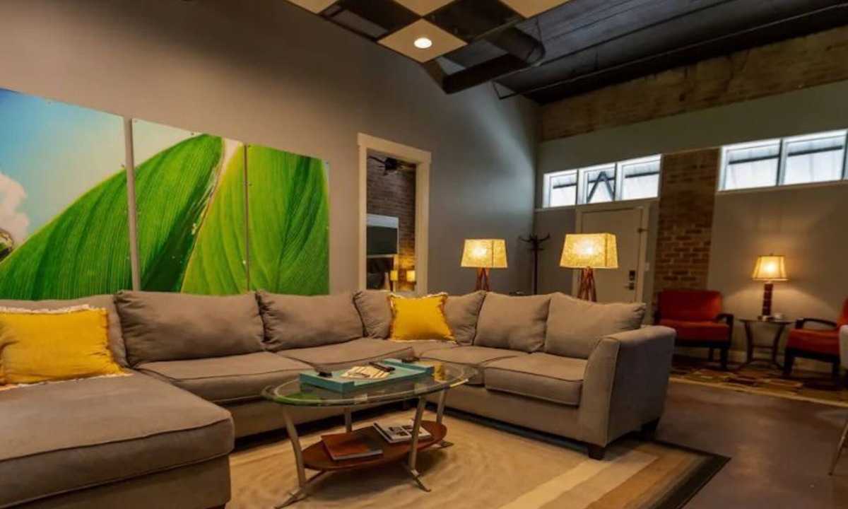 Laurel Apartment | Incognito #3 : located 1 block from The Scotsman