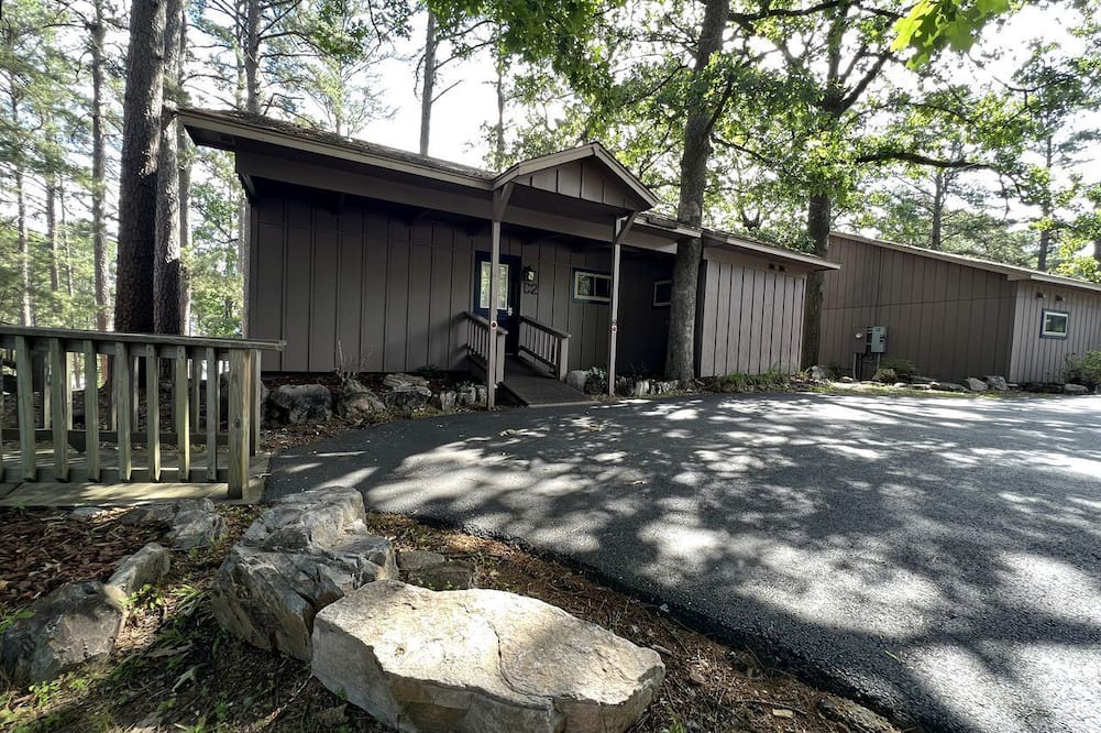 Mount Ida Cottage | Incredible Cottage with Swimming Pool and Hot-tub on Lake Ouachita, Arkansas