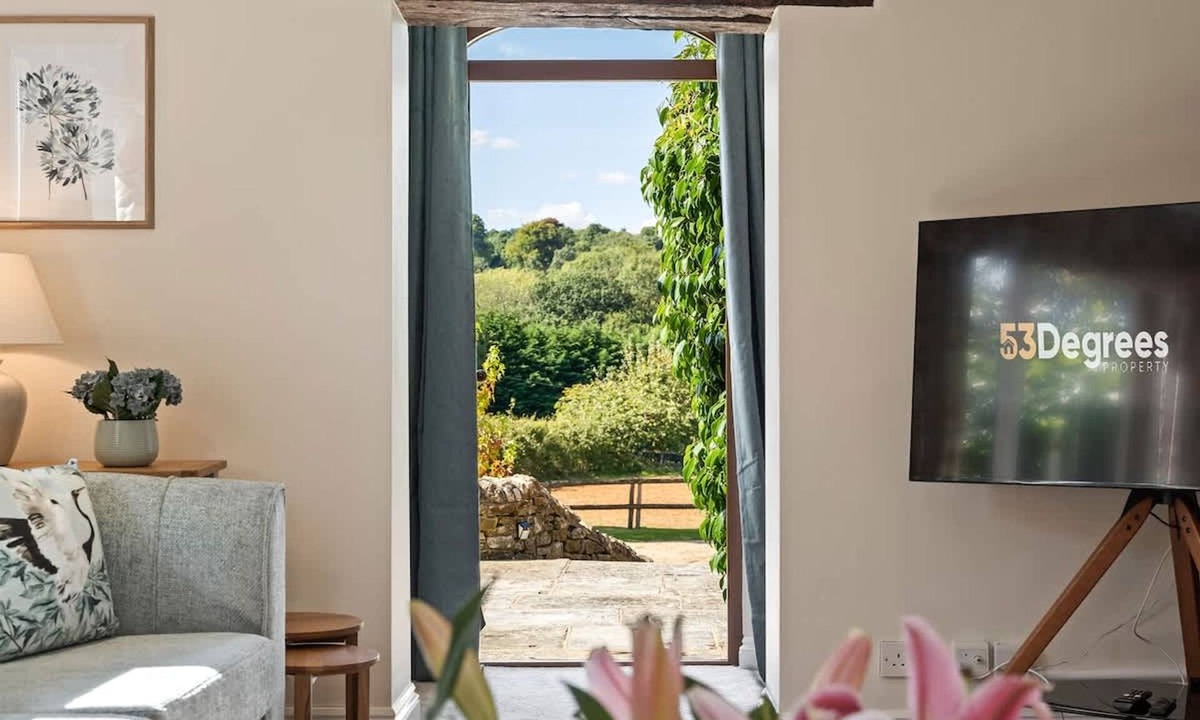 Godalming House | Incredible Countryside Getaway With Tennis Court