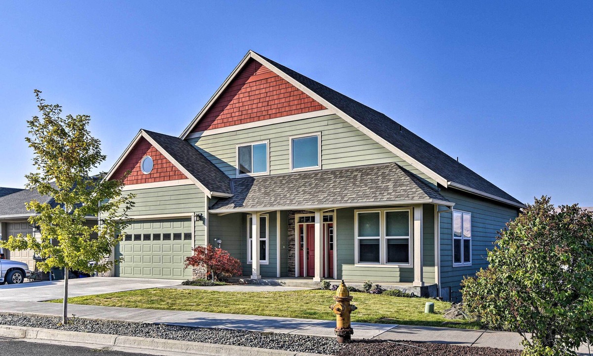 The Dalles House | Incredible Oregon Retreat w/ Private Hot Tub!