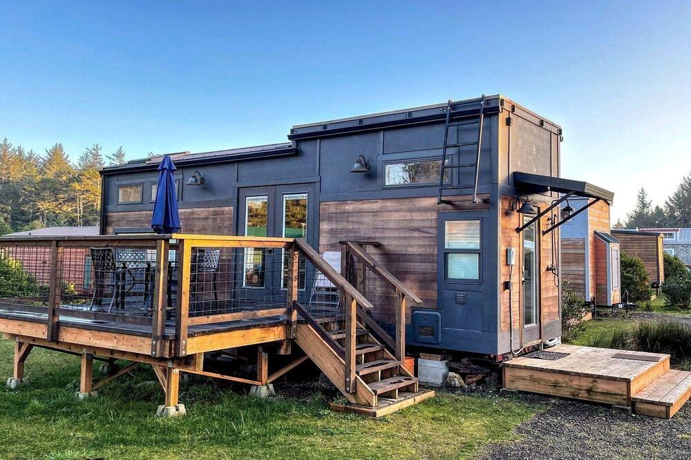 Waldport Cabin | Incredible Tiny House with Fireplace in Waldport, Oregon