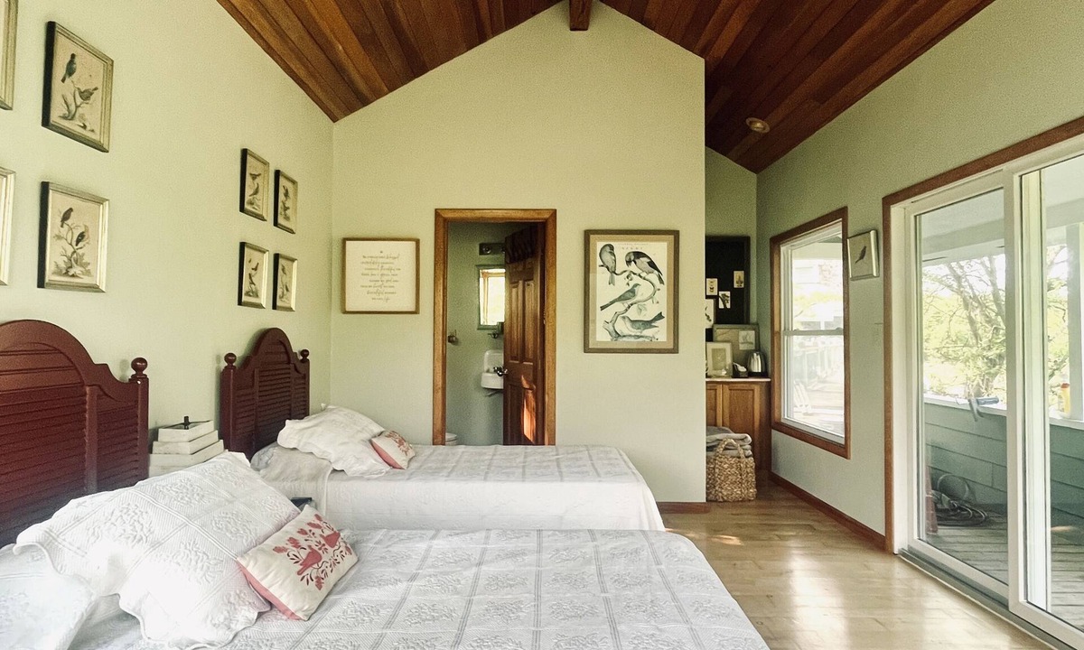 London Cottage | Incredible Treeline Views! The treehouse guest house, where the bison roam.