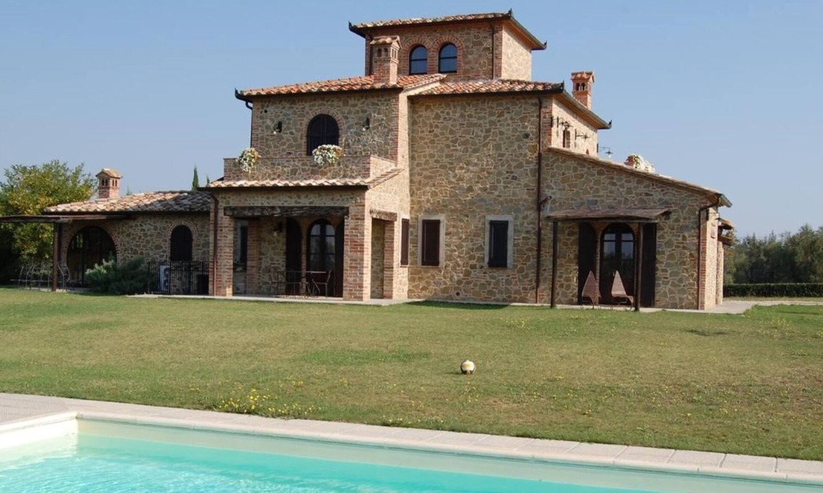 Ranciano Villa | Independent farmhouse with 7 bedrooms and Pool. Lago Trasimeno