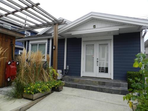 Renfrew-Collingwood House | Independent 1 BDRM laneway home near MAJOR INTERNATIONAL SPORTING EVENT FAN FESTIVAL SITE metro free parking
