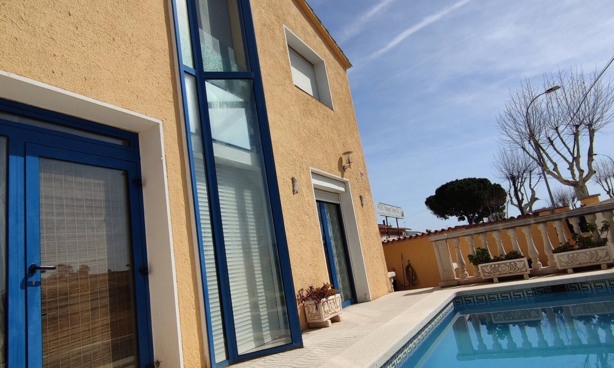 Empuriabrava House | INDEPENDENT VILLA 4 BEDROOMS WITH PRIVATE POOL