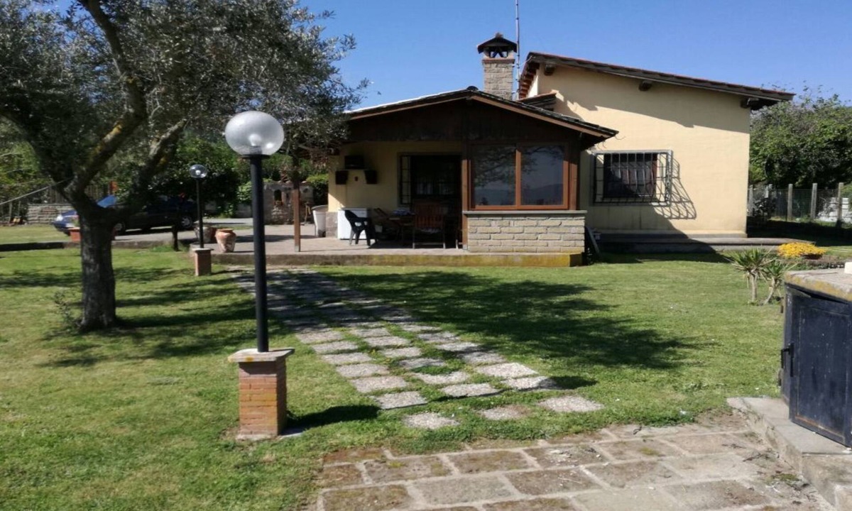 Lake Bracciano Villa | Independent villa with private beach on the lake