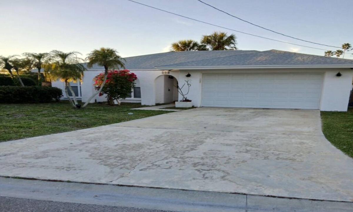 Indian Rocks Beach House | Indian Rocks Beach Waterfront 3/Bd Home w/Pool,2 blocks to beach. Pet friendly.